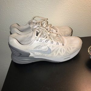 White Nike Lunar-glide shoes